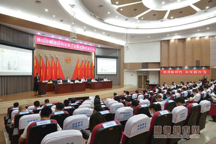 周婉施代表鎮總工會第四屆委員會向大會作《踔厲奮發 勇毅前行 永做職工群眾最可信賴的娘家人》主題報告。.jpg
