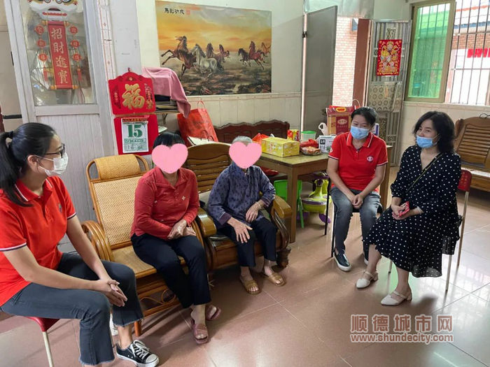 落戶困難家庭家中，了解他們生活所需。.jpg
