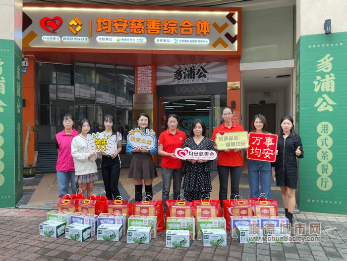 慰問(wèn)組為困難家庭送去慰問(wèn)品。.jpg