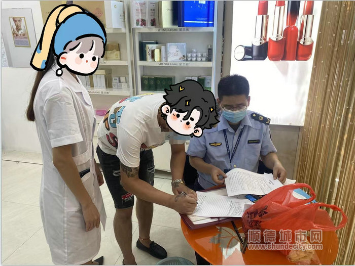 執法人員前往美容店進行檢查。.jpg