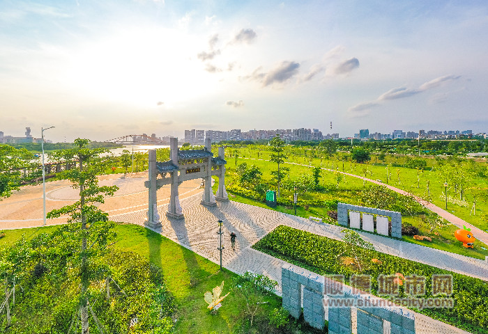 三字經文化公園融匯《三字經》主題元素，把三字經傳統文化與現代藝術美學融合，著力打造成城市文化新IP，成為三龍灣的一大區域文旅亮點以及陳村融入人文灣區的新名片_副本.jpg