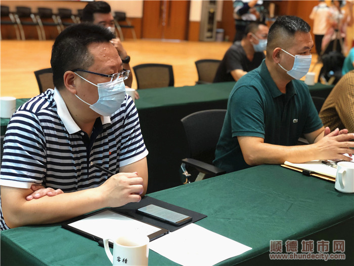 與會人員認真聆聽會議。.jpg