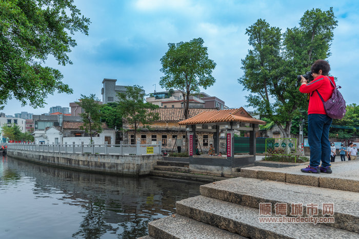 馬彥良：大門的一景一物都成為采風(fēng)團(tuán)成員眼中的美景。.jpg