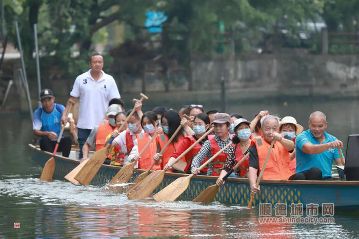 采風(fēng)團(tuán)參與扒龍舟活動。.jpg