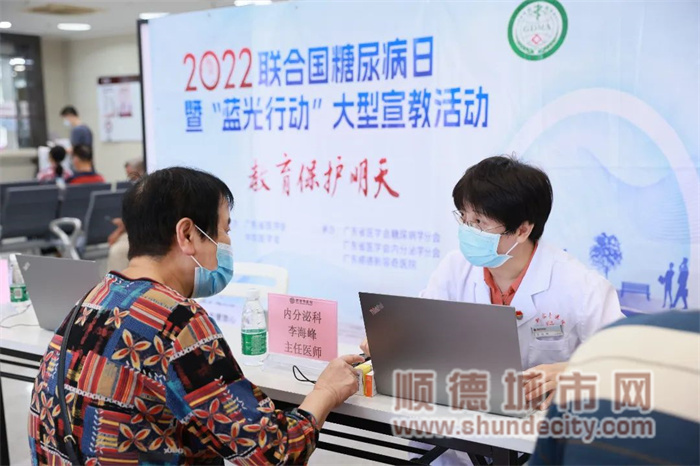 2 內(nèi)分泌科李海峰主任、馮愛華醫(yī)生現(xiàn)場為市民診療.jpg