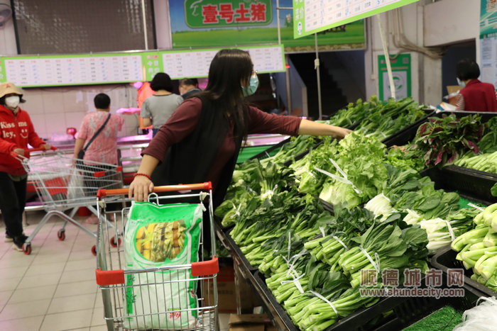 市民群眾正在百惠超市采購生活物資。.jpg