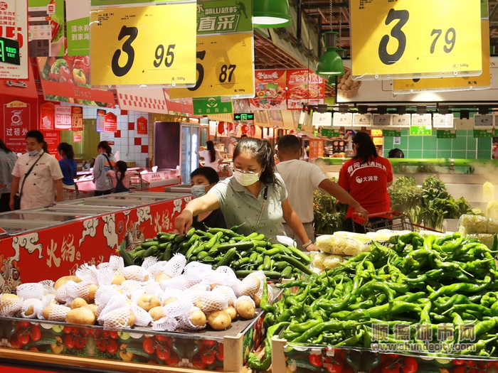 市民在大潤發選購蔬菜。.png