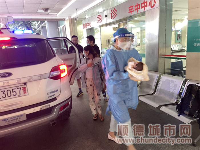 成功把嬰兒交給醫(yī)護人員.jpg