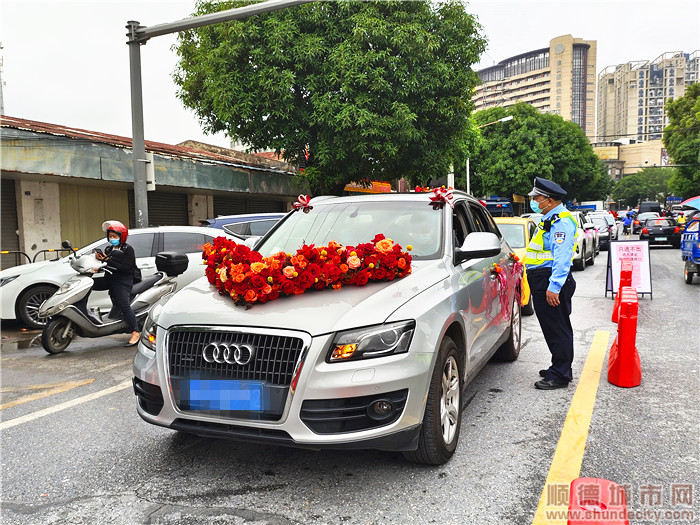 一輛接親的小轎車駛入林頭社區。.jpg