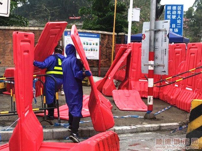 工作人員拆除水馬。.jpg