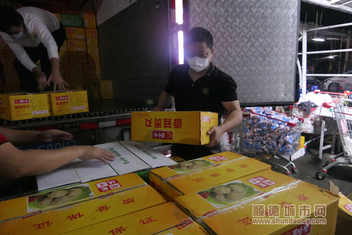 大潤發工作人員正將運來的物資搬運卸貨。.jpg