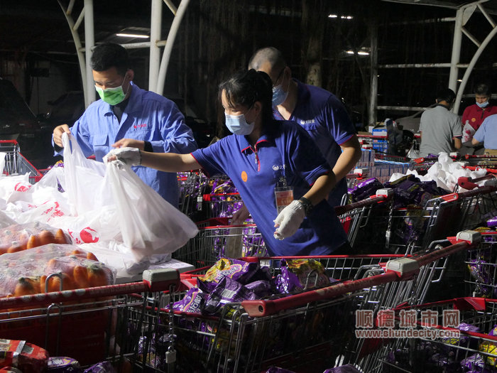 大潤發員工正在進行物資分揀與打包。.jpg