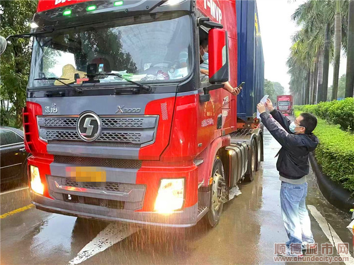 冒雨檢查市民的核酸碼.jpg
