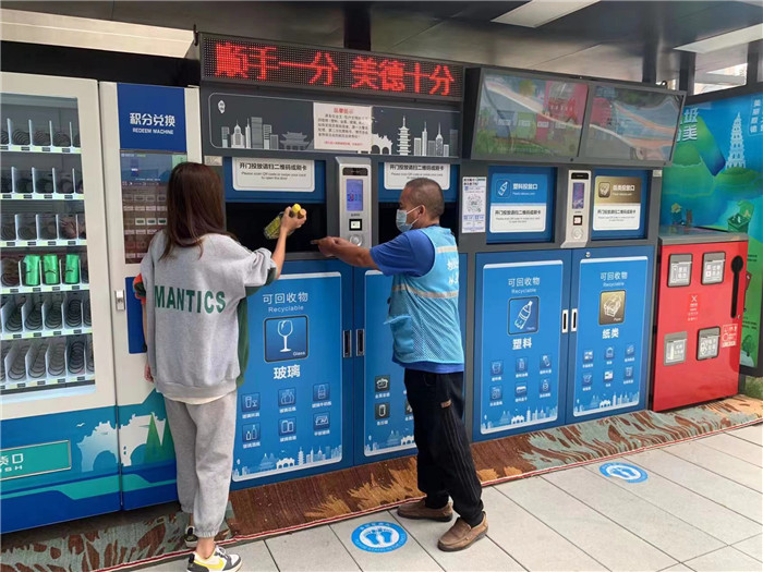 督導(dǎo)員引導(dǎo)居民做好垃圾分類.jpg