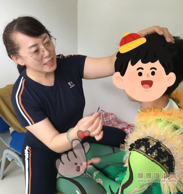 宋秋芝為即將上臺(tái)表演的學(xué)生化妝。.jpg