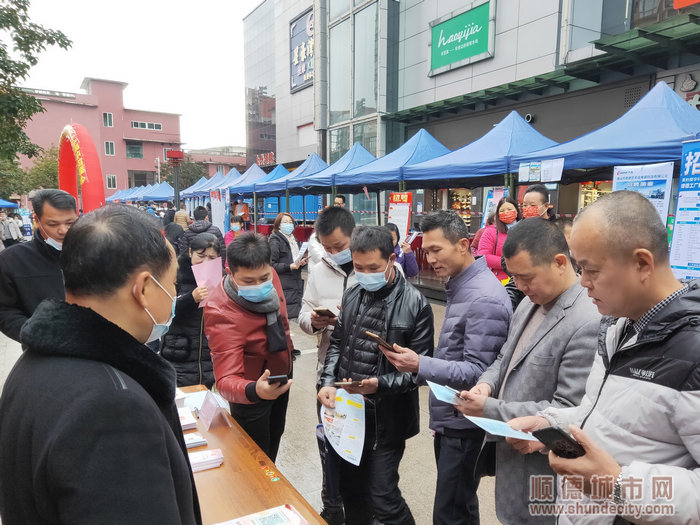 現場氣氛熱烈，順企受到求職者駐足關注.jpg