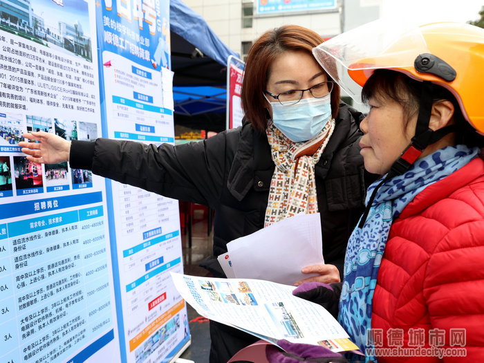 企業招聘人員為前來的求職者講解企業文化.jpg