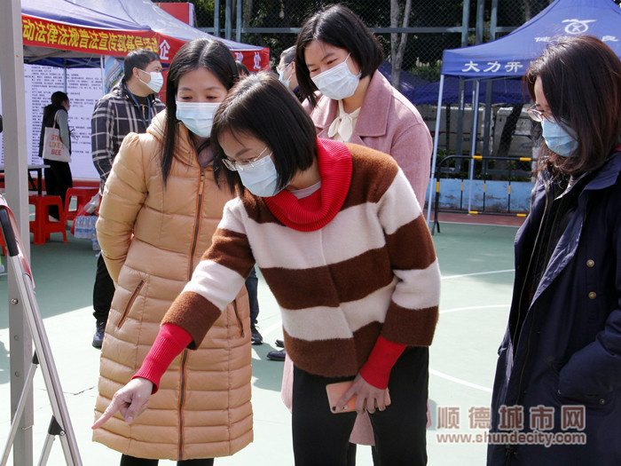 大良街道辦事處領導了解招聘會現場情況。.jpg