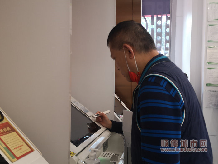 郵政儲蓄順德支行總部迎來第一批辦理業(yè)務(wù)的市民.jpg