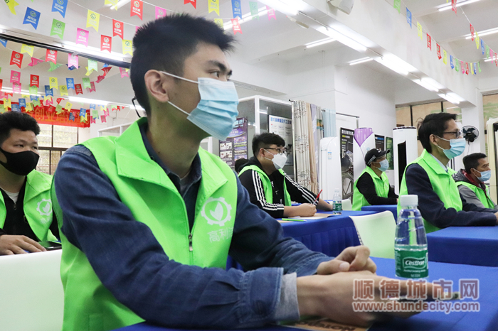 顧客拿著筆記本認真學習清洗機的使用技巧 (2).JPG