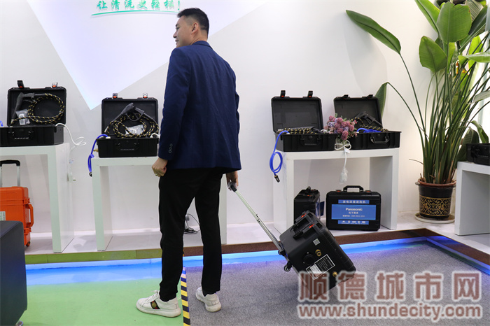 攜帶A9清洗機出行如同拖著一個小型的行李箱.JPG