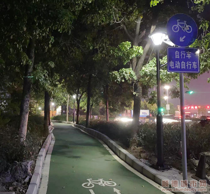 加裝的太陽能照明燈。.jpg