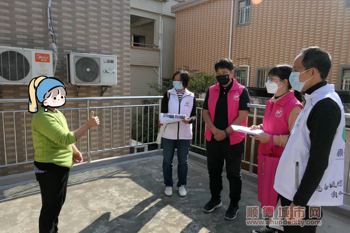 受資助居民為慈善會工作人員點贊。.jpg