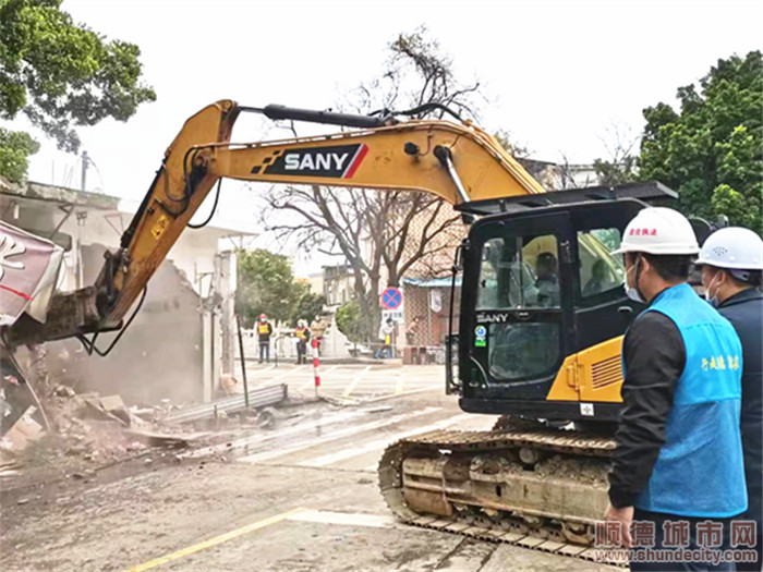 2月8日古朗大涌涉水違章建構筑物拆除.jpg