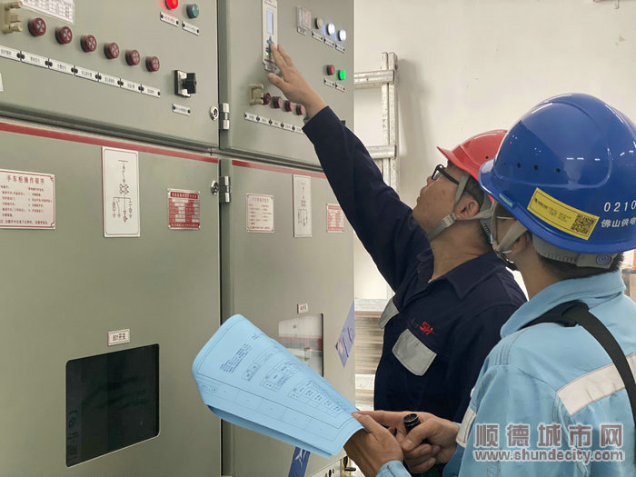 順德局工作人員走進園區(qū)檢查電房用電設備，護航企業(yè)生產(chǎn)_1.jpg