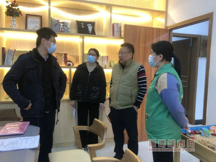 領導嘉賓現場參觀了解粵心安項目開展情況。.jpg