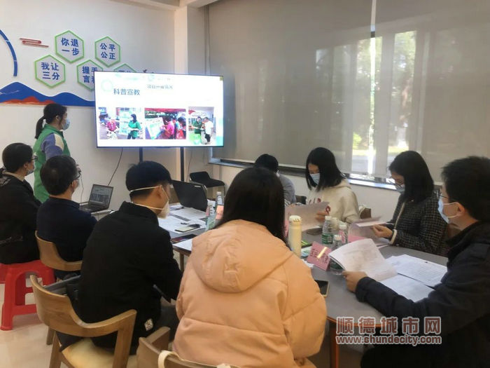 現場會社工進行成果展示與匯報。.jpg