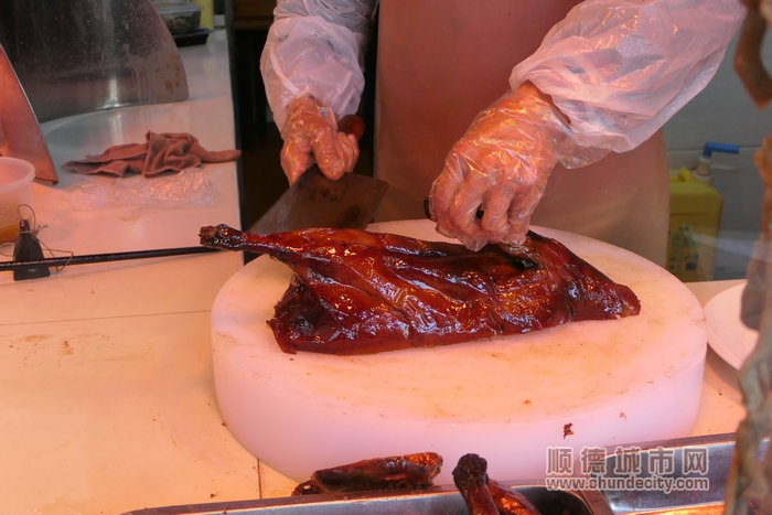 皮脆肉滑的羊額燒鵝。.jpg