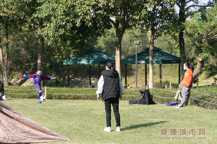 看我一腳射門！“小小世界杯”在佛山新城上演。.jpg
