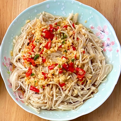 油潑金針菇，把素菜做出了葷菜的味道