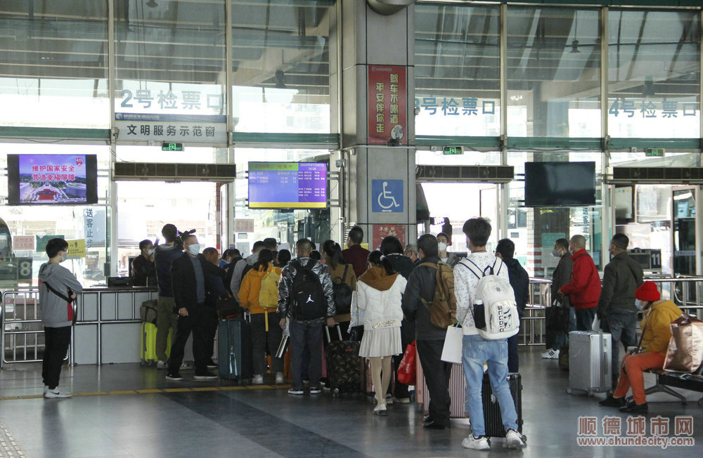 順德客運站內有市民返鄉。 (1).JPG