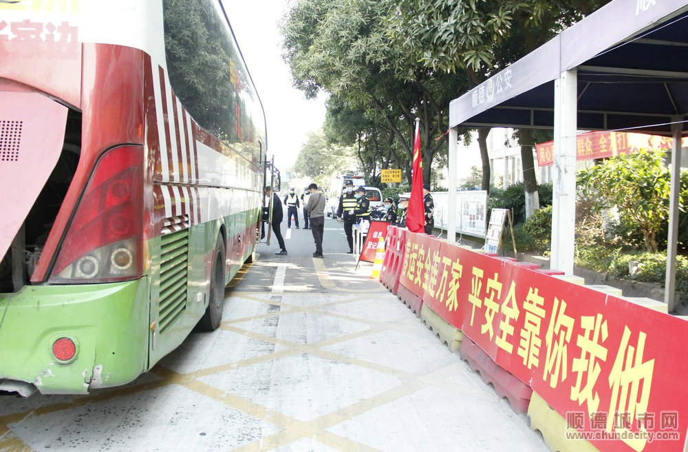 執勤點內設置有愛心驛站，可為路過的車輛提供熱水、紙巾、小面包、口罩、消毒酒精等。.JPG