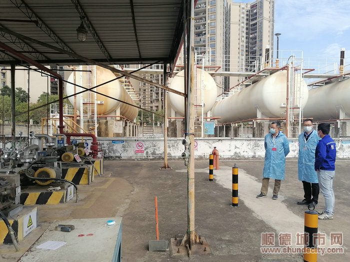 檢查組深入恒意石油化工有限公司檢查。.jpg
