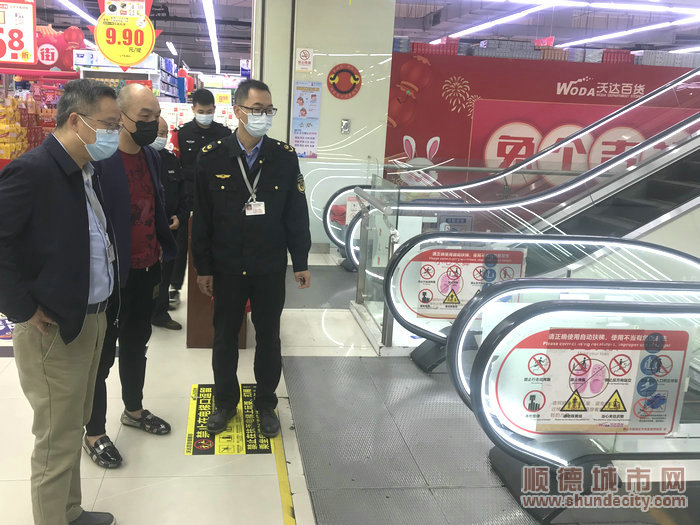 檢查組對電梯安全保障方面進行檢查。.jpg