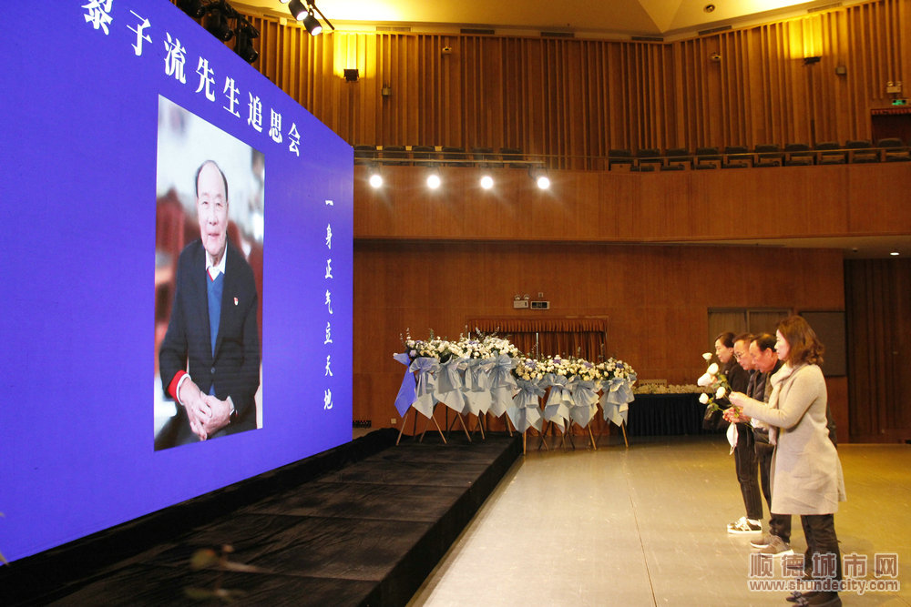009全體賓客逐一向黎子流先生遺像敬獻鮮花。_1.JPG