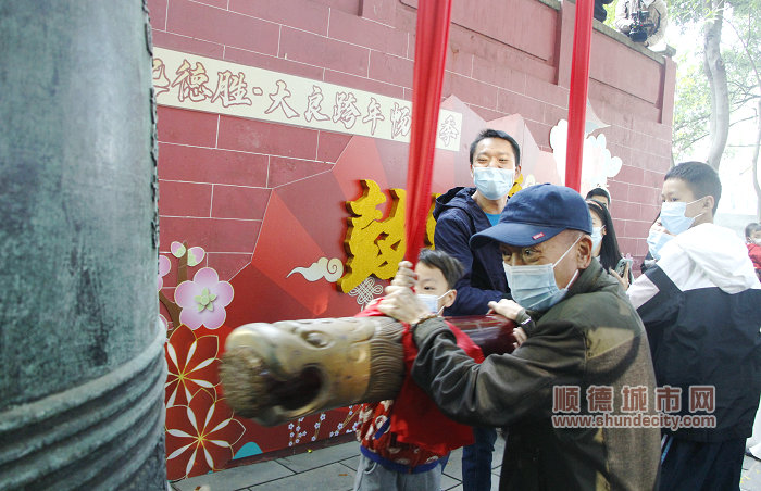 市民現場敲鐘，迎接新一年的到來。.png