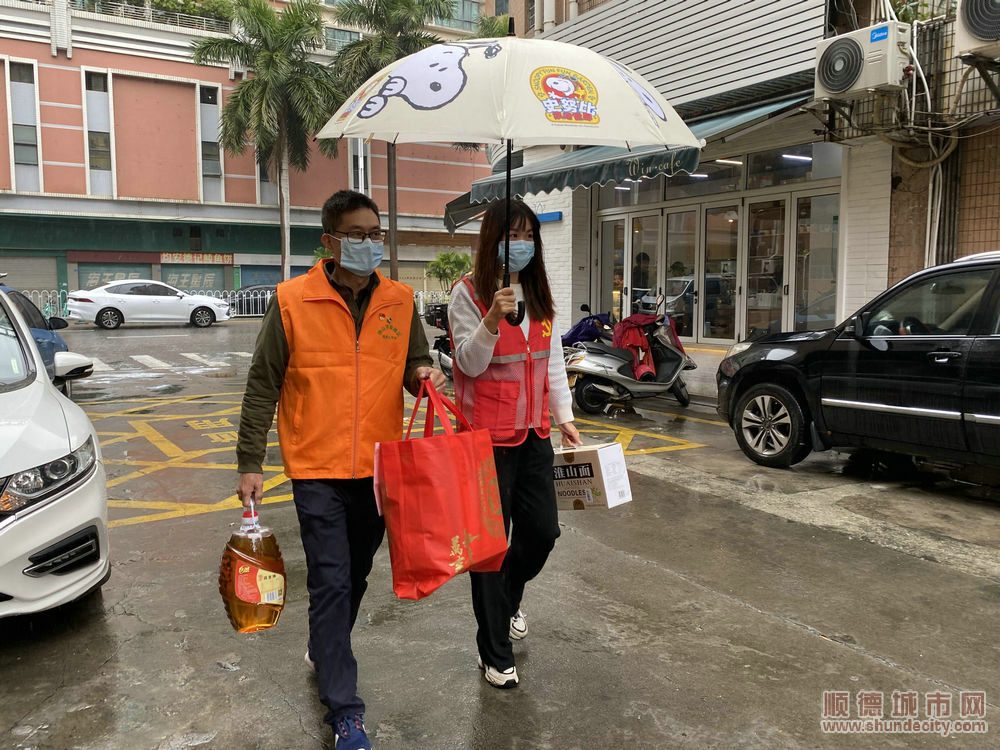 3在寒風冷雨的日子里為困難群眾送去溫暖。.jpg