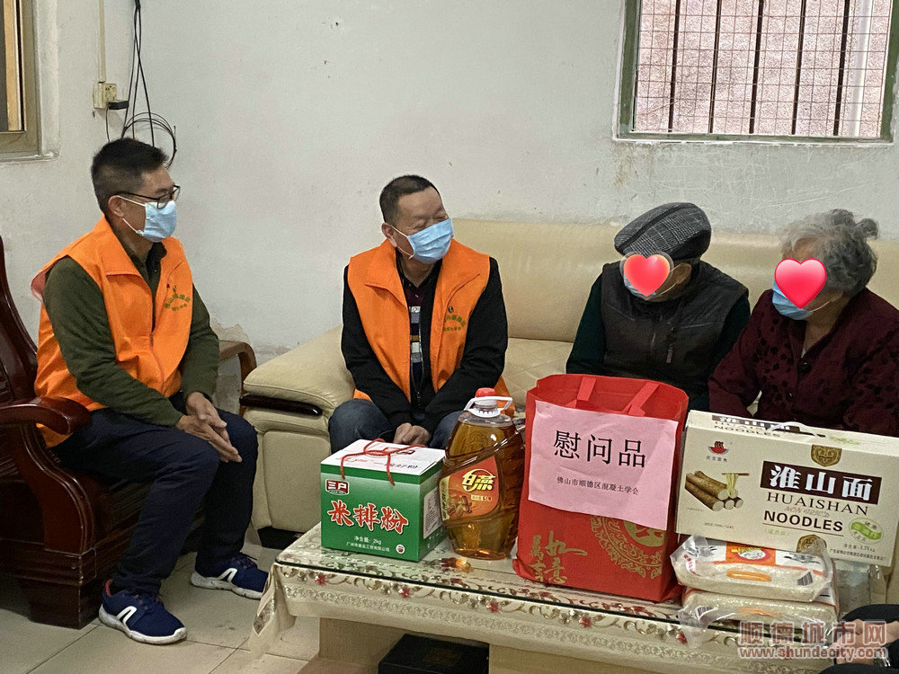 困難群眾收獲溫暖。.jpg