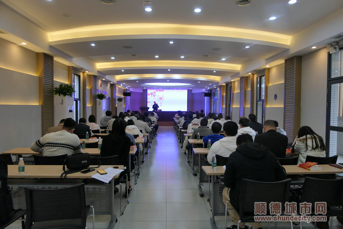 何煚為勒流預備黨員們授課。.jpg