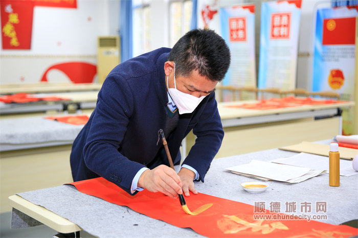 陳村職校黨總支書記、校長林家祥義寫春聯送祝福.jpg