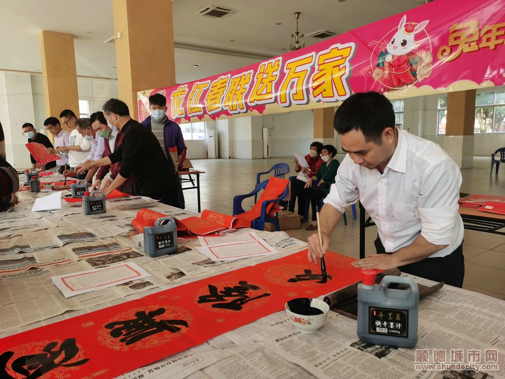 龍江鎮人大辦邀請書法家寫揮春送送村民。.jpg