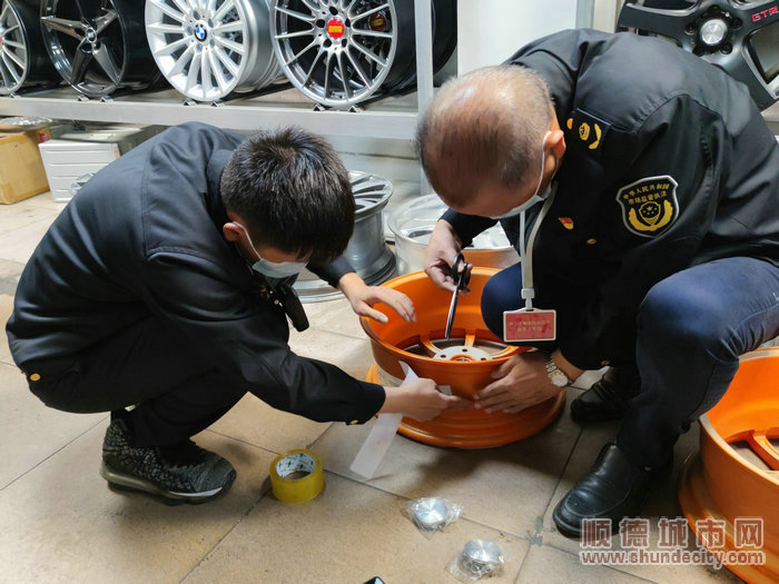 兩地市監部門對涉嫌侵權的產品進行查扣。.jpg