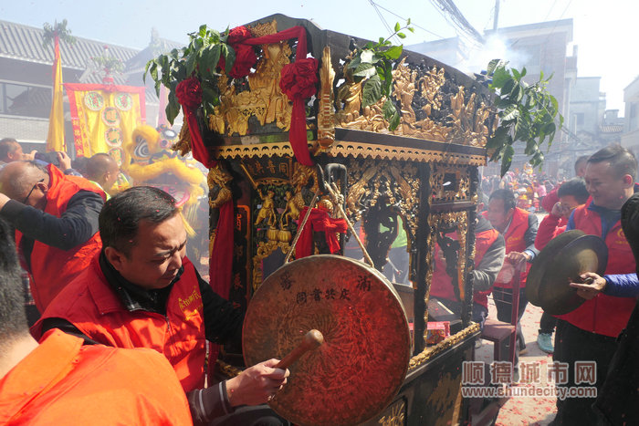 鑼鼓柜出行。.jpg