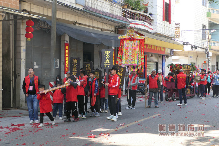 孩子們手持刻有“康公真君”“污穢勿近”的牌匾走在最前列。.jpg