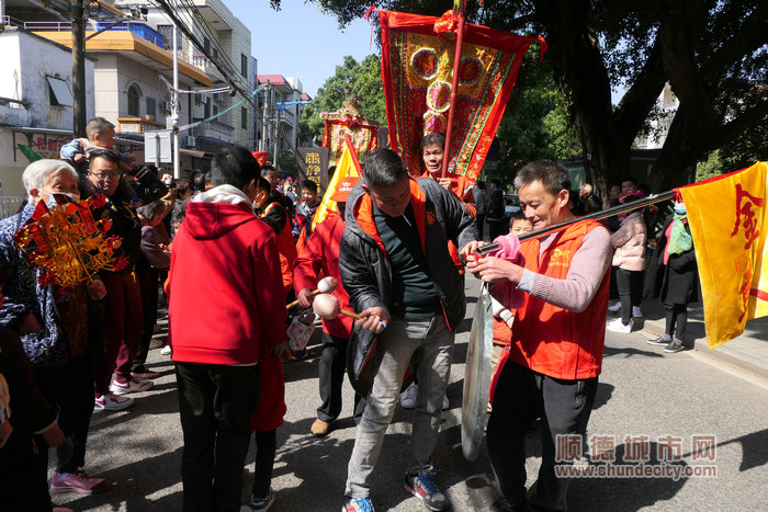 村民親自上手體驗敲響金鑼。.jpg