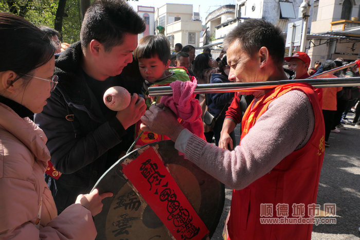 村民親自上手體驗敲響金鑼。2.jpg